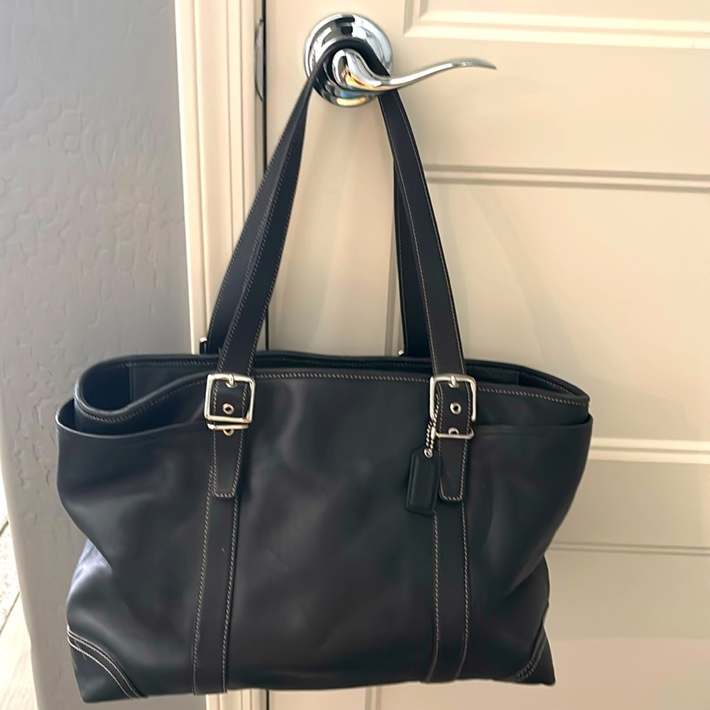 Authentic Coach leather shoulder bag. Excellent used condition!